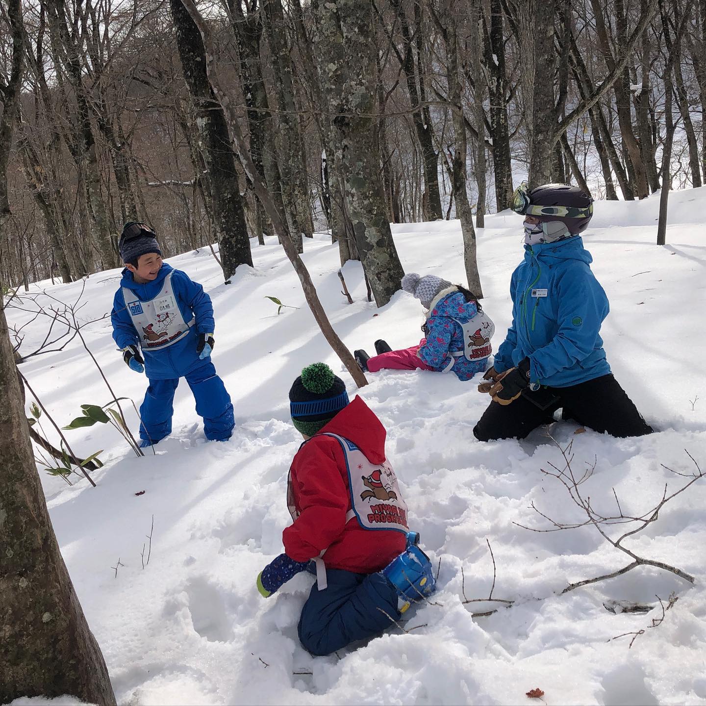 キッズのレッスンでは滑ることだけでなく、雪山で遊ぶこと全てがスキーとして活動しています。滑っても滑ってなくても楽しい、そんなスキーとスキー場の遊び方を提案しています。本当は大人も同じなのかも！？知れませんね〜#えぼしスキー場 #宮城蔵王プロスキースクール #キッズレッスン #スキースクール #ファミリースキー