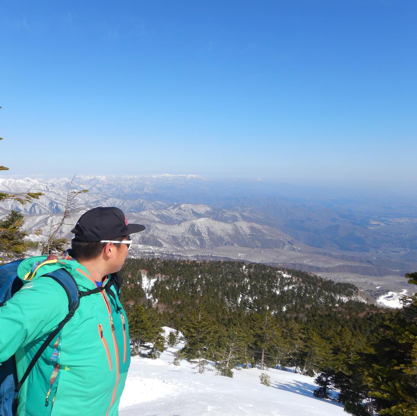 彼は春から社会人。彼が小学生の頃沢山スクールに通ってくれて、その頃一度だけ雪上車で一緒に刈田岳を滑りに行ったことがありました。高校生になって、アルバイトをしながら道具を揃え「また山に連れてってください」と言われての今日。スケジュールがなかなか合わずでしたが、今日になって良かった！という天気でした。雪は少し難しいコンディションだったけどそれもまた経験。屏風にもチャレンジしてみたいと言っていたので、近い将来ステップした彼と一緒に屏風を滑りに行けるのを楽しみにしていたいと思います。それにしても今日は本当によかった！栗駒とか祝瓶山も見えるのに今回初めて気づいたりして。認識甘かった。最後の写真はえぼしのゲレンデからも見える、あの山です、わかるかなー？#バックカントリー #えぼしスキー場 #後烏帽子岳 #屏風岳 #蔵王連峰 #朝日連峰 #宮城蔵王プロスキースクール #ツアースキー #スキースクール #スキー教室 #スキーレッスン