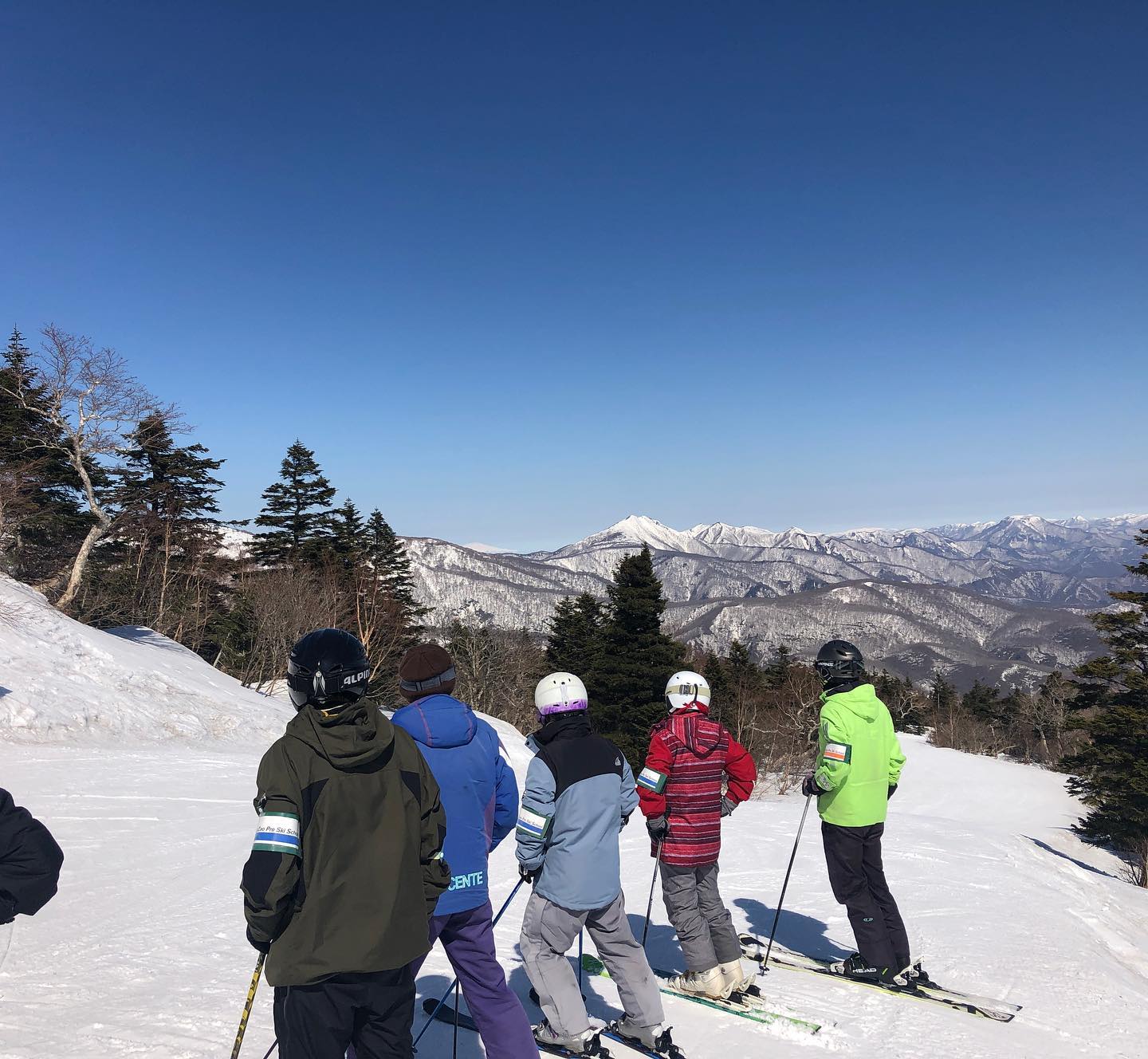 今日は鳥海山の裾まで見える珍しい日でした。午前は良く走る（滑る）ザラメ、午後は重くなってさらに遅い時間は固まりはじめて来ましたが、一日良いコンディションでのレッスンでした。「中高年スキーの日」残すところ、あと3回（3/12、16、19）となります。#えぼしスキー場 #宮城蔵王プロスキースクール #中高年 #スキースクール #スキーレッスン #春スキー #宮城 #仙台 #山形 #蔵王 #宮城蔵王